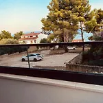 The View * Traù